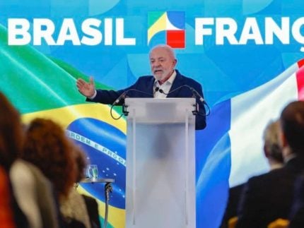 Na França, Lula rebate críticas e defende gastos com viagens internacionais
