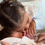 Madrinha de Mavie mostra fotos do dia em que Mel, filha de Neymar e Biancardi, nasceu