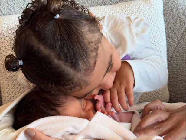 Madrinha de Mavie mostra fotos do dia em que Mel, filha de Neymar e Biancardi, nasceu