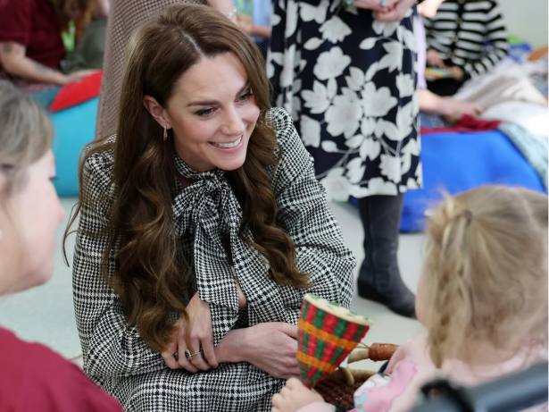 Kate Middleton chama atenção ao repetir vestido de R$ 650 em visita a hospital