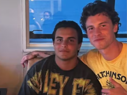 Em Salvador, Shawn Mendes posa em foto com filho de Ivete Sangalo