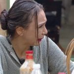  Yoná desaba em lágrimas após polêmica sobre divisão de comida