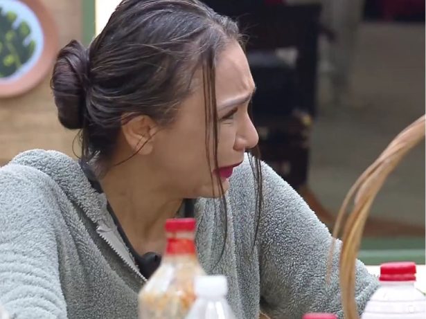 “A Fazenda 17”: Yoná desaba em lágrimas após polêmica sobre divisão de comida