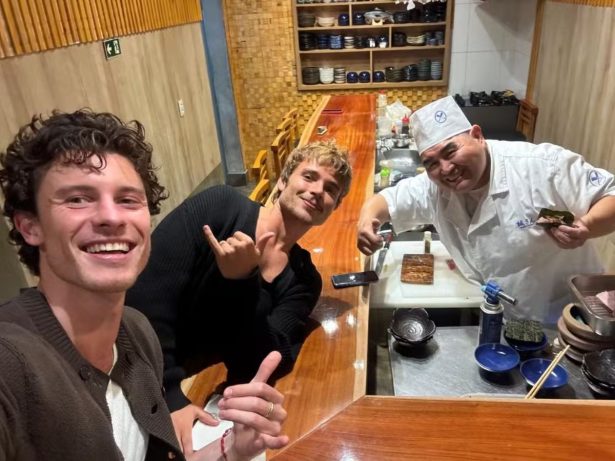 “Cunhados”: Shawn Mendes e João Lucas aproveitam restaurante japonês em SP