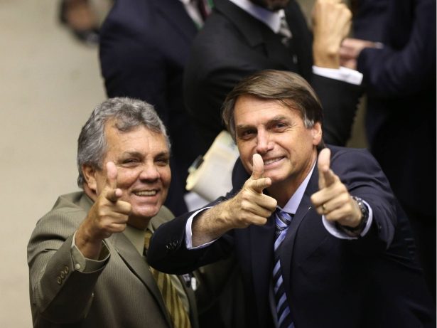 “Abatido”, diz deputado Alberto Fraga após visitar Bolsonaro na prisão domiciliar