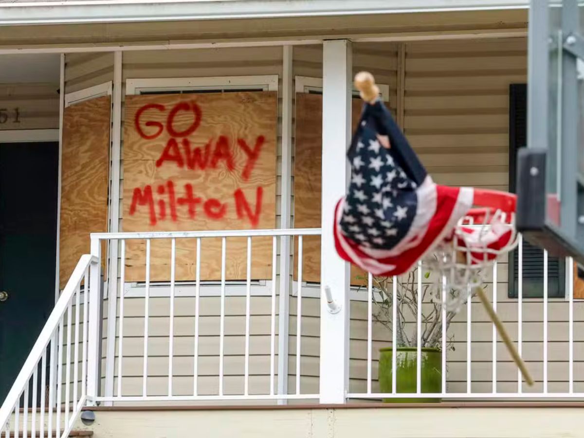 "Vai embora Milton"  Foto: AP Photo/Mike Carlson