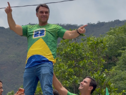 Renato Araújo se declara ao amigo Flávio Bolsonaro após manifestação: “Conte comigo”