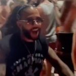 Memphis Depay é flagrado de moto em Itacaré durante a virada do ano