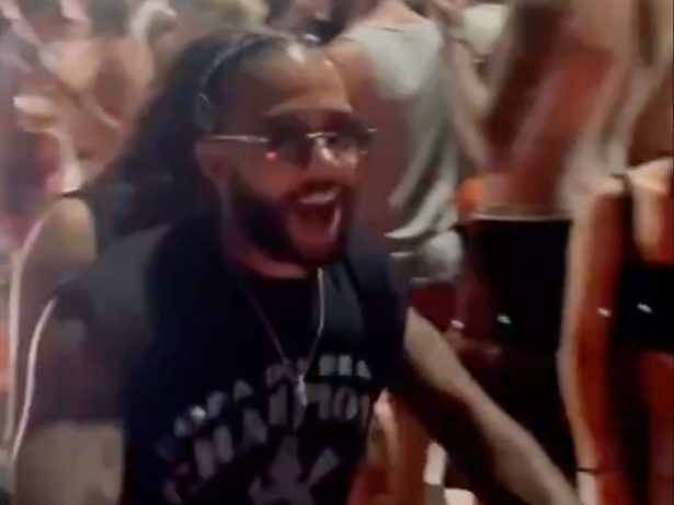 Memphis Depay é flagrado de moto em Itacaré durante a virada do ano