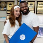 Beija-Flor recebe Giovanna Lancellotti para apresentar croqui da fantasia do Carnaval 2026