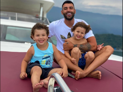 Filhos de Gusttavo Lima ajudam a escolher carrão novo para família em 1º vídeo do YouTube