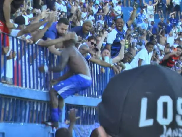 Jogador que atuou com tornozeleira eletrônica faz gol de título da 3ª divisão do Cariocão