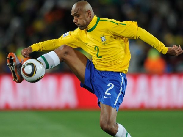 Ex-lateral da Seleção faz tatuagem em homenagem a Inter de Milão ao vivo