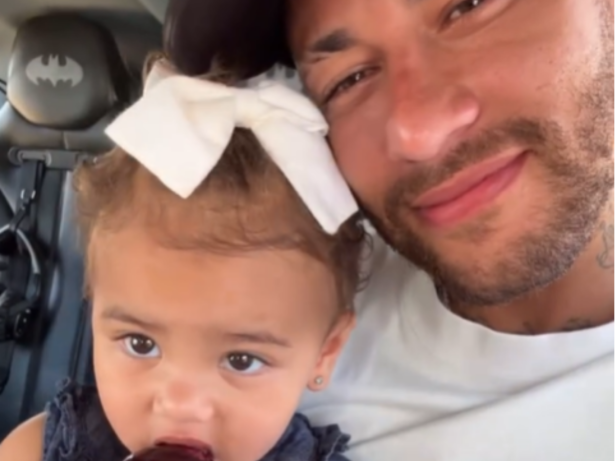 “Grude” do papai! Neymar registra momento com Mavie dentro do helicóptero