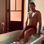 Já pode pedir música? José Loreto aparece “molhadinho” e causa com fotos em banheira
