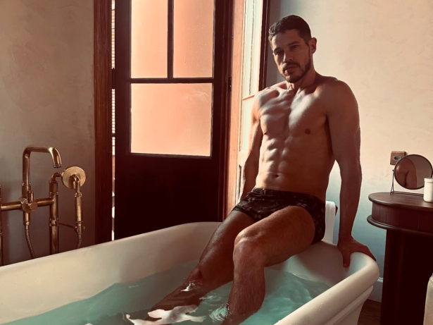 Já pode pedir música? José Loreto aparece “molhadinho” e causa com fotos em banheira