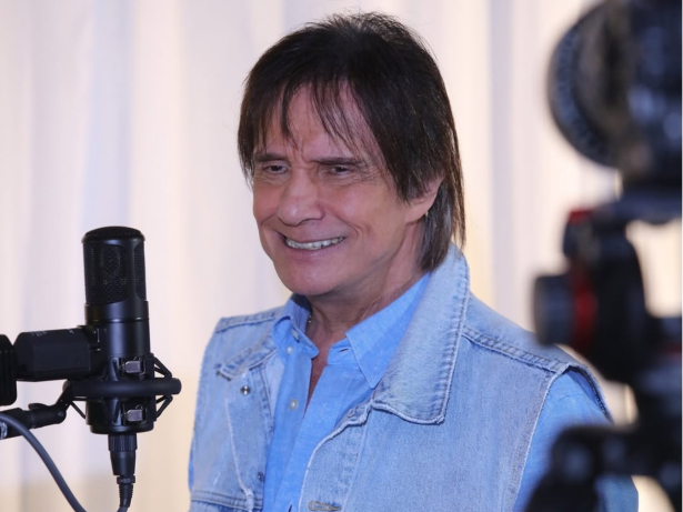 Roberto Carlos anuncia procedimento cirúrgico e recebe o carinho de famosos