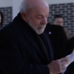 1 gesto, 4 dedos: Lula veste luva personalizada durante cerimônia na Coreia do Sul