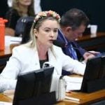 Deputada leva bebê de 4 meses para plenário e é denunciada ao Conselho Tutelar