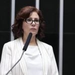Após condenação no STF, Carla Zambelli deixa o país e advogado abandona defesa