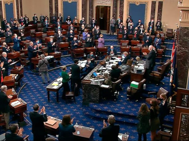 Senado dos EUA aprova pacote fiscal de Trump que corta programas sociais