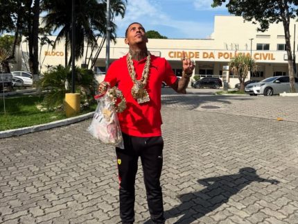 MC Poze do Rodo recupera bens apreendidos pela polícia e comemora na web