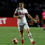 Internado após mal estar e alteração cardíaca, Oscar avalia aposentadoria do futebol