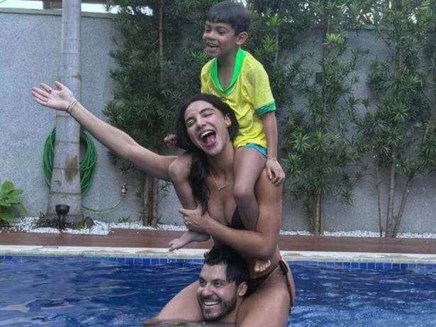 Gabriela Versiani curte dia de piscina com Murilo Huff e Léo, filho do cantor com Marília Mendonça