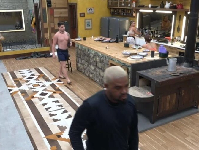 A Fazenda 15: Kally se irrita em briga com Lucas e quebra prato