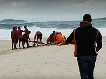 Idoso de 75 anos morre ao ser arrastado por onda no Rio de Janeiro