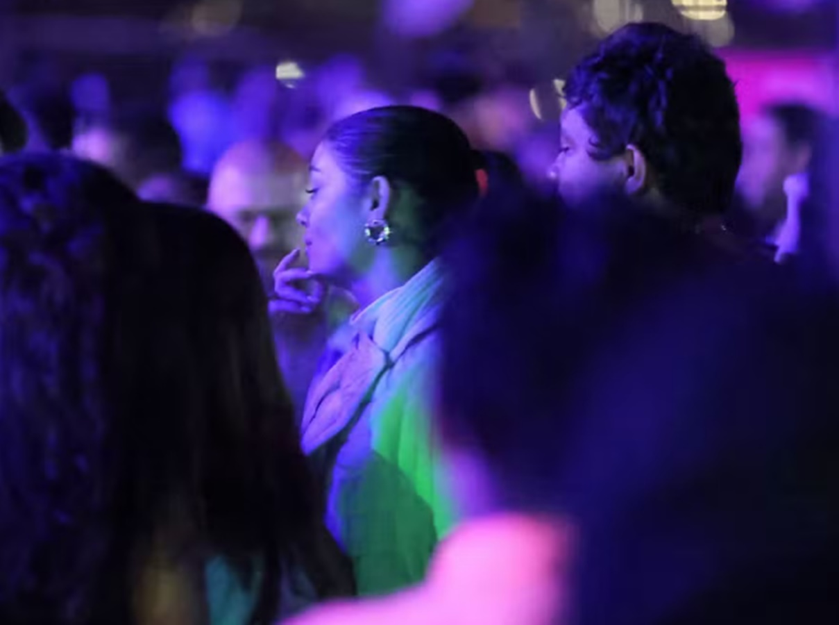 Xamã e Sophie Charlotte são vistos ao beijos durante festival de música no Rio de Janeio (Foto: Daniel Pinheiro | Brazil News)