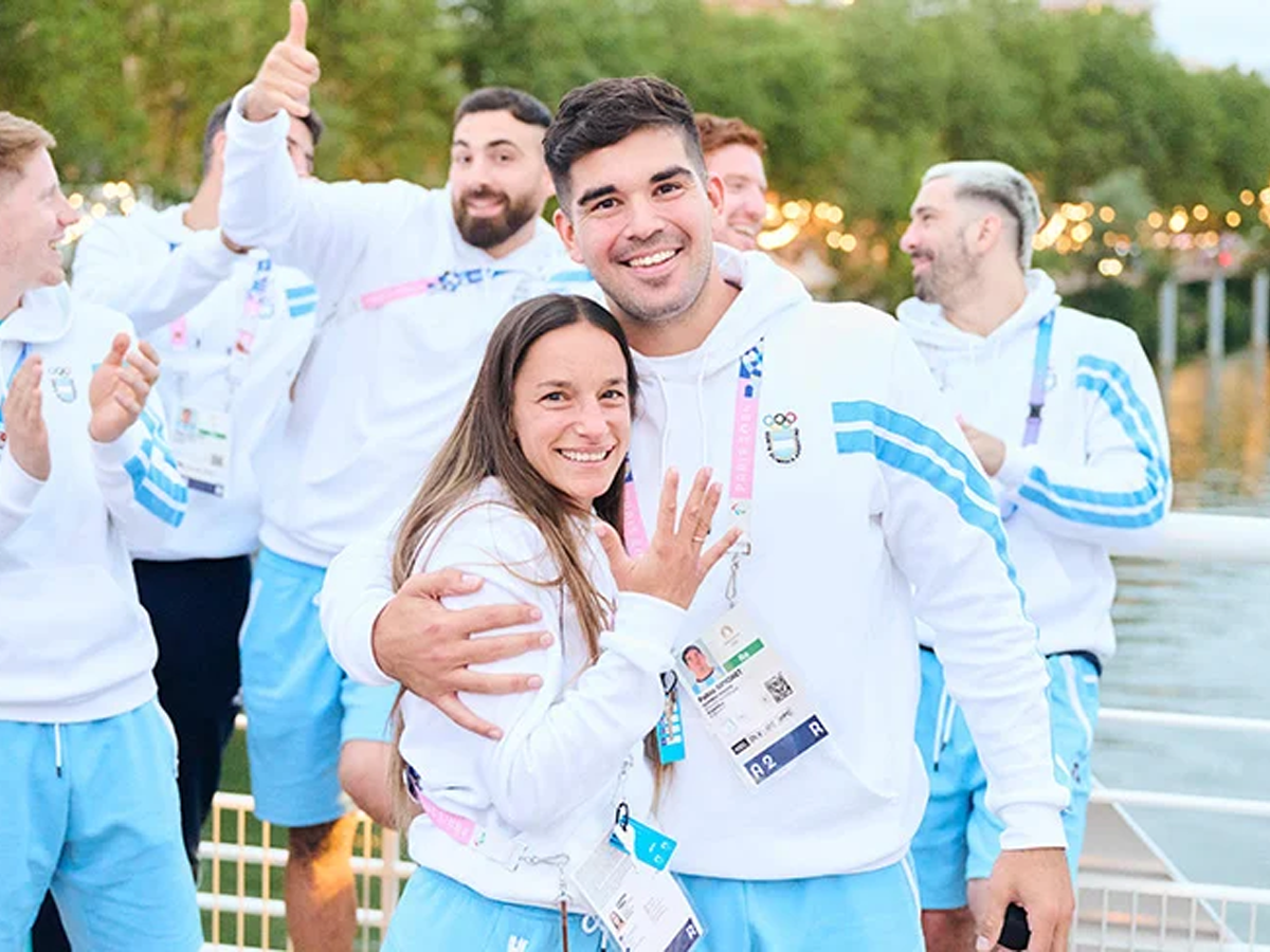 Pablo Simonet, atleta de handebol da Argentina, aproveitou a foto da delegação para pedir Maria Compoy, atleta do hóquei, em casamento (Reprodução)