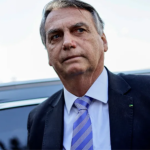 Jair Bolsonaro chora e agradece Trump por “acolher” seu filho nos Estados Unidos