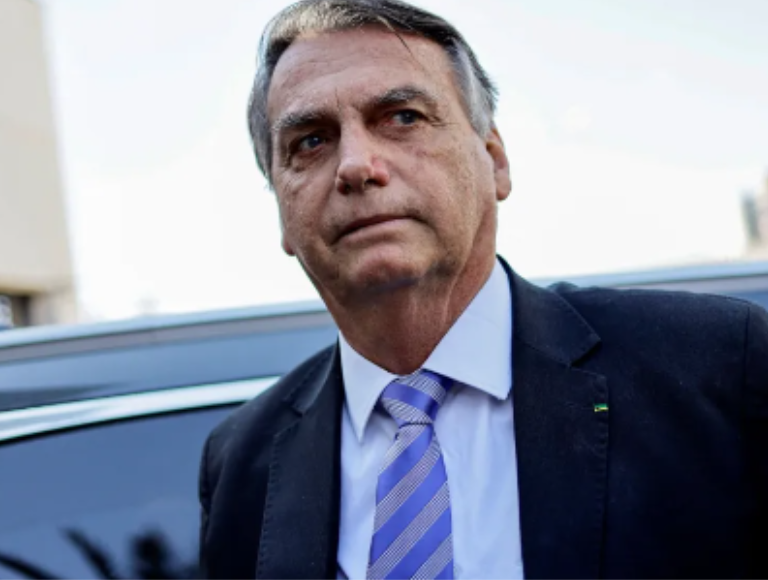 Jair Bolsonaro chora e agradece Trump por “acolher” seu filho nos Estados Unidos