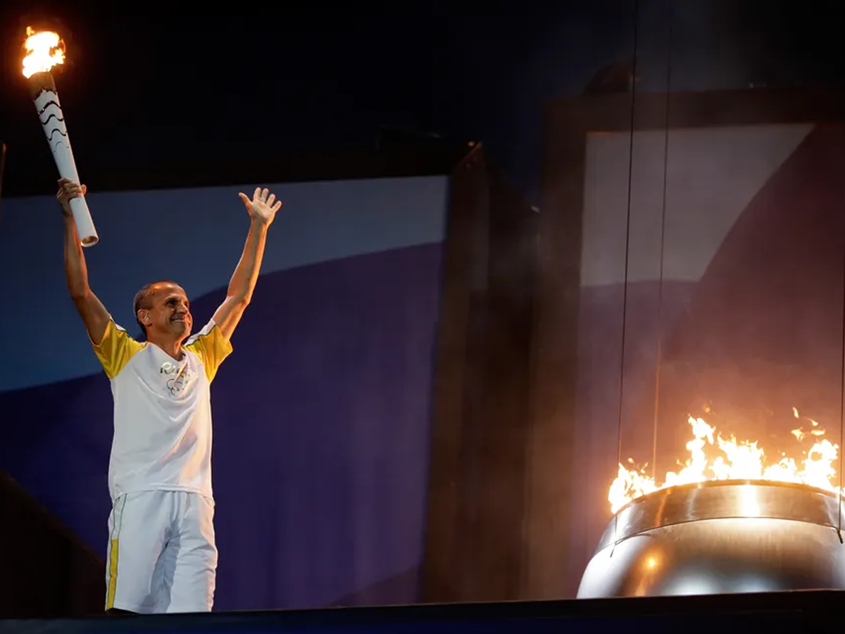 Vanderlei Cordeiro de Lima acendendo a pira olímpica nas Olímpiadas do Rio-2016 (Reprodução)