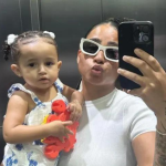 MC Loma faz alerta após susto com a filha engasgada: “Ficou roxa e sem ar”