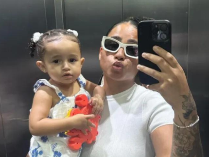 MC Loma faz alerta após susto com a filha engasgada: “Ficou roxa e sem ar”