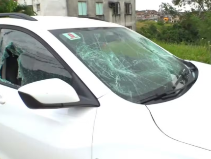 Membros da torcida organizada "Os Imbatíveis" invadiram bar no bairro de Canabrava, em Salvador, agrediram jogadores e quebraram carros (Reprodução/TV Bahia)