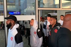 Sem Tite, delegação do Flamengo desembarca sob protestos após derrota na Libertadores