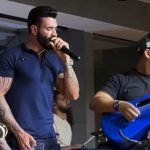 Gusttavo Lima surpreende fãs ao entrar em bar e cantar de surpresa