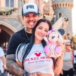 Rodrigo, da dupla com Felipe, e esposa revelam sexo do 1º filho na Disney