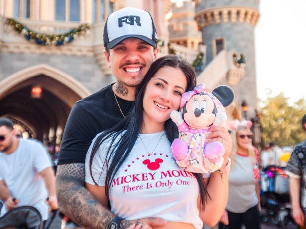 Rodrigo, da dupla com Felipe, e esposa revelam sexo do 1º filho na Disney