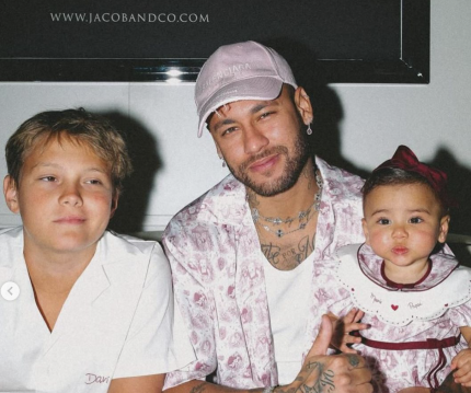 Neymar comemora o Dia dos Pais com Davi Lucca e Mavie