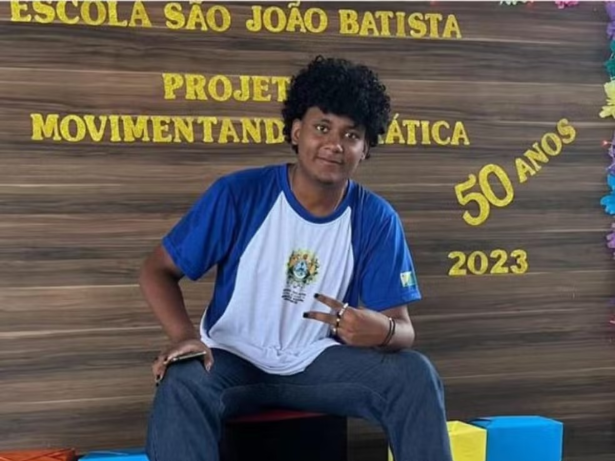 Jovem de 19 anos morre após celular explodir enquanto carregava