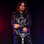 Causa da morte de Ace Frehley, guitarrista do Kiss, é revelada