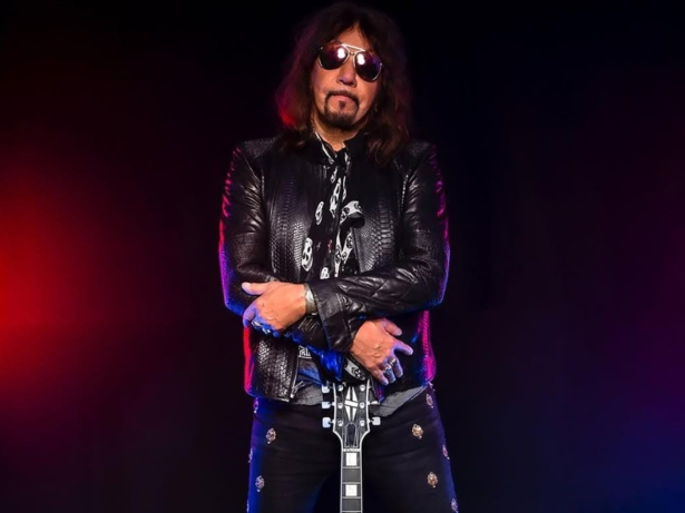 Causa da morte de Ace Frehley, guitarrista do Kiss, é revelada