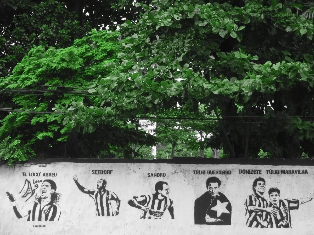 Muro dos ídolos, na sede do Botafogo (Reprodução)