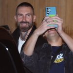 Astro acessível! Adam Levine atende fã antes de show do Maroon 5 em São Paulo