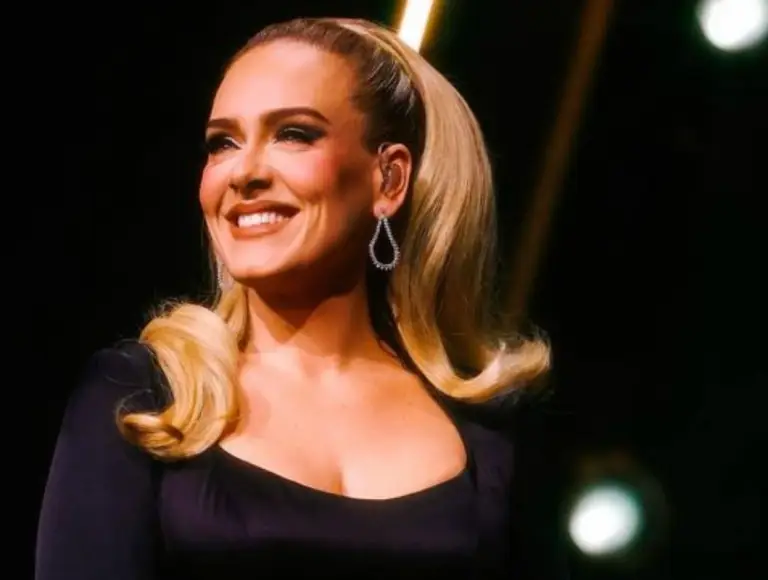 Adele se diz sufocada com cinto emprestado, tira durante show e vídeo rende na web