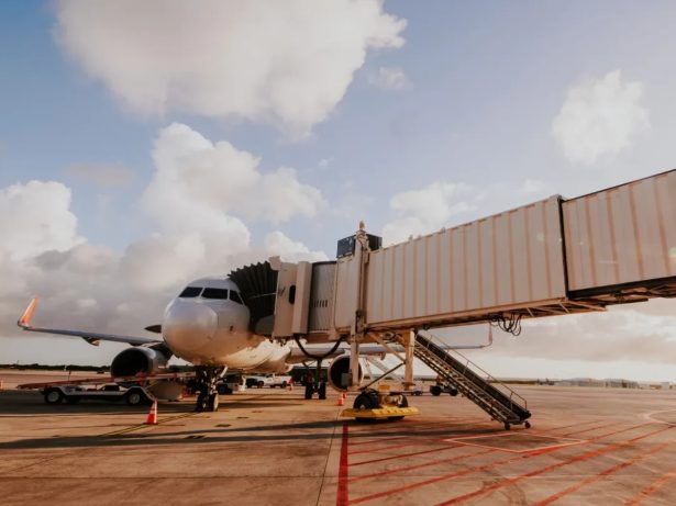 Brasileiros ficam presos em aeroporto de Aruba após invasão dos EUA à Venezuela